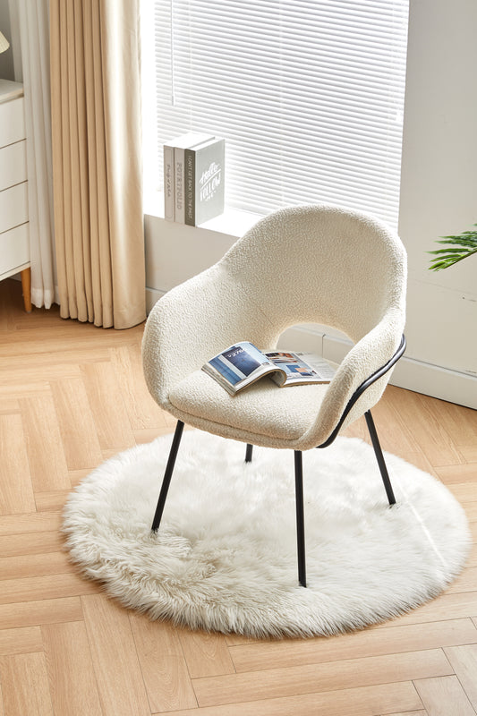 Chaise en tissu beige ANDREA aspect bouclette et accoudoirs