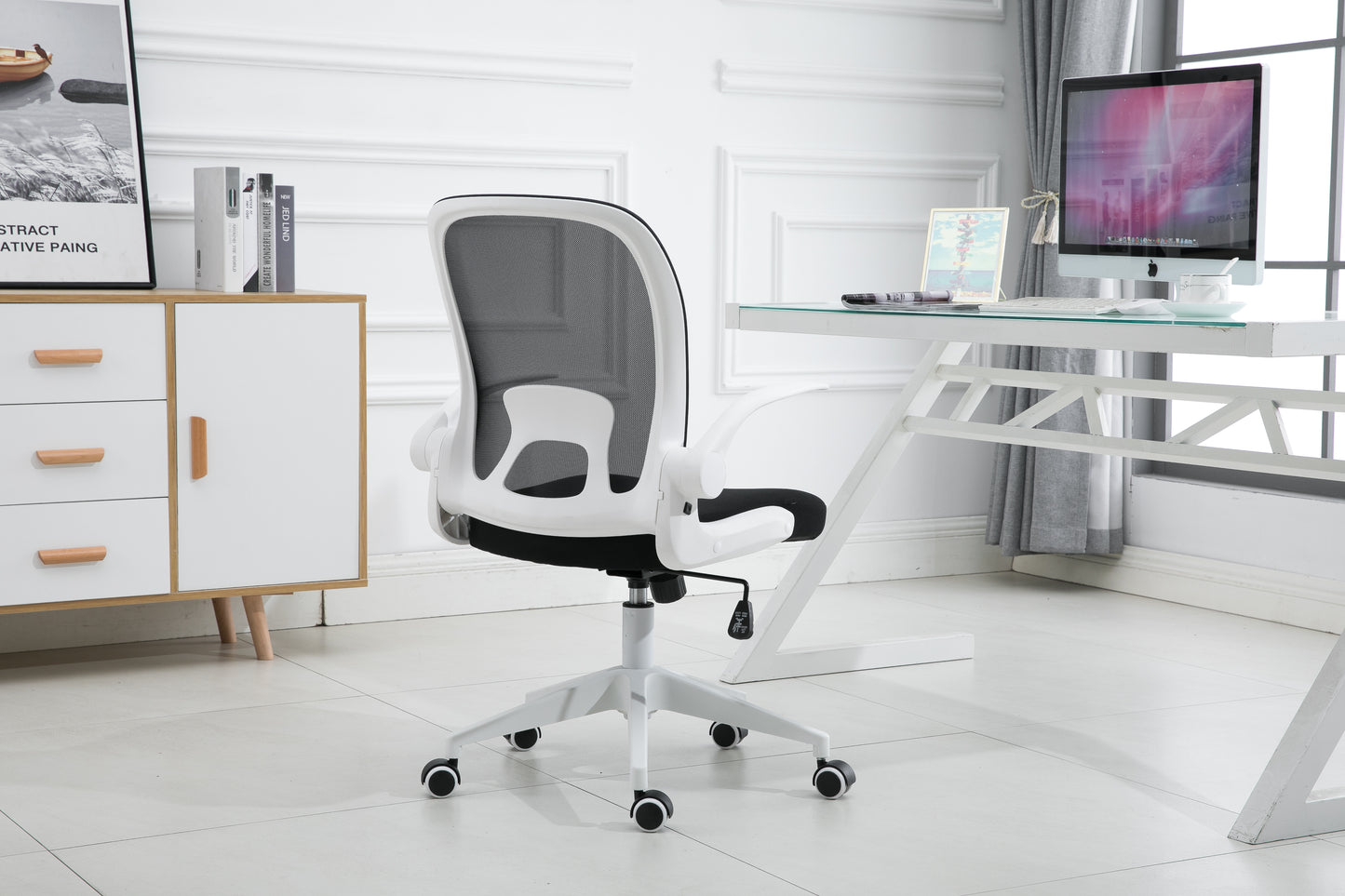 Chaise de bureau confortable noire et blanche