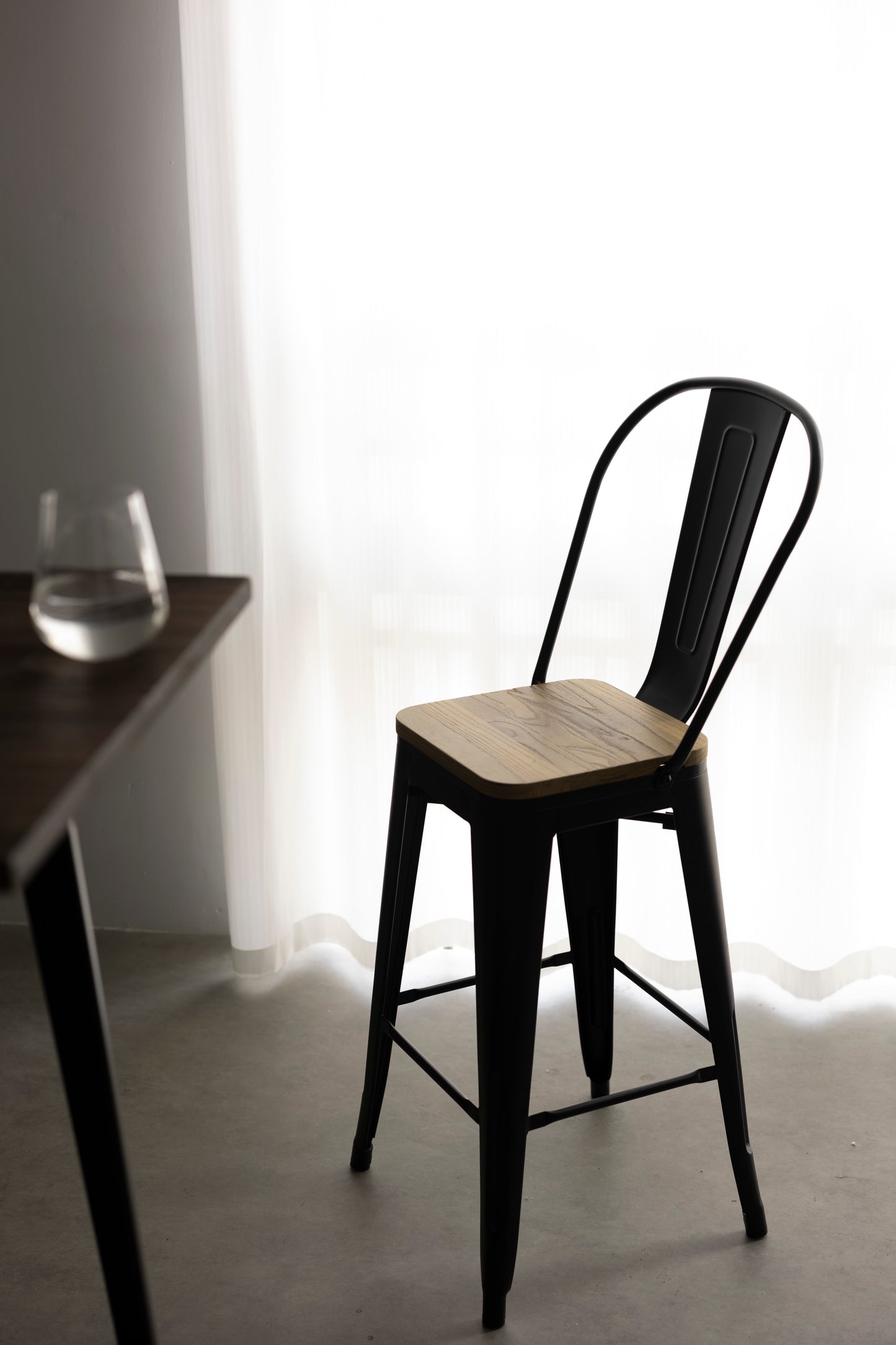 Tabouret de bar en métal noir mat style industriel avec dossier haut et assise en bois clair - Hauteur 66cm