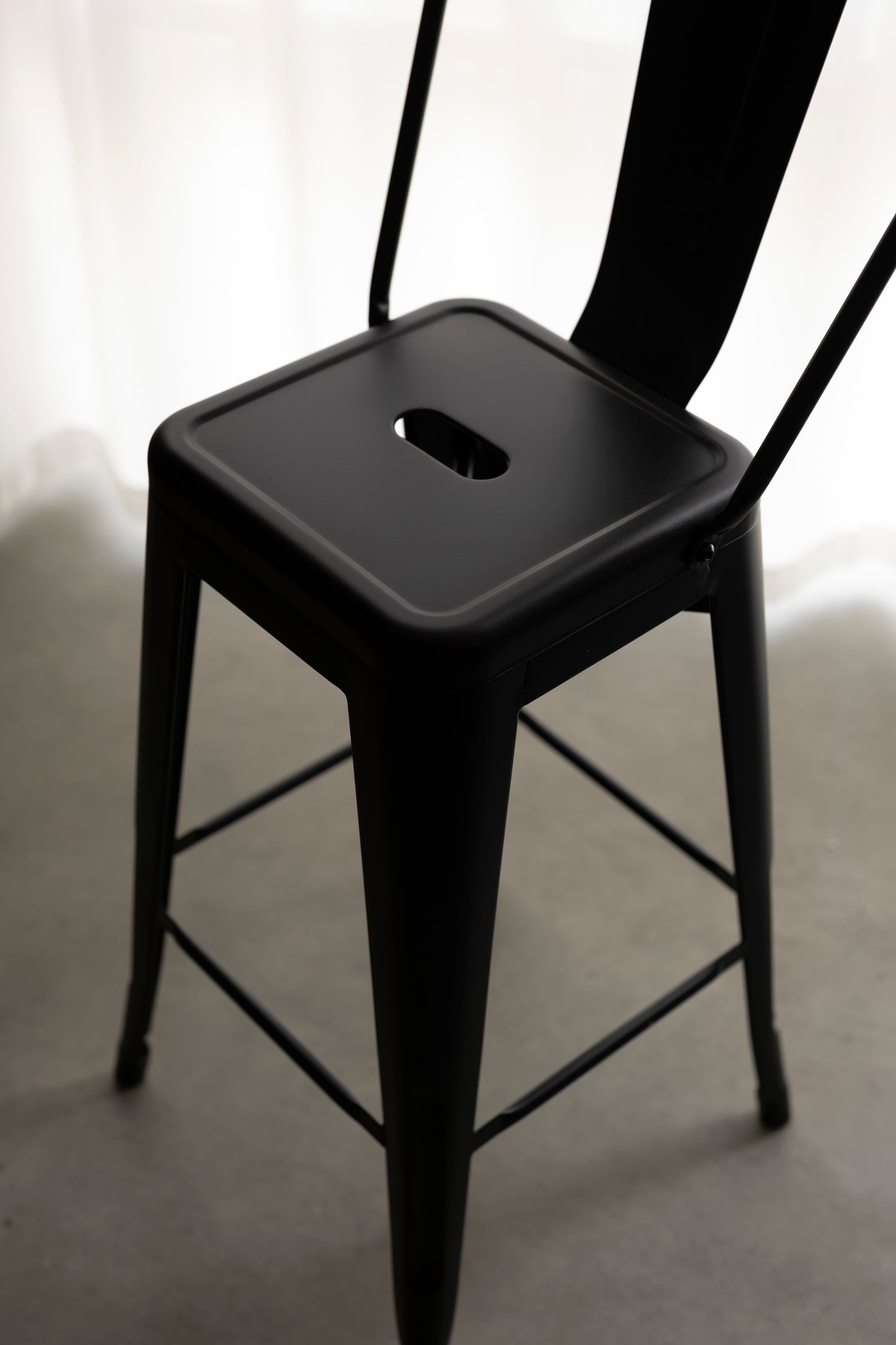 Tabouret de bar en métal noir mat style industriel - Avec dossier haut - Hauteur 66cm