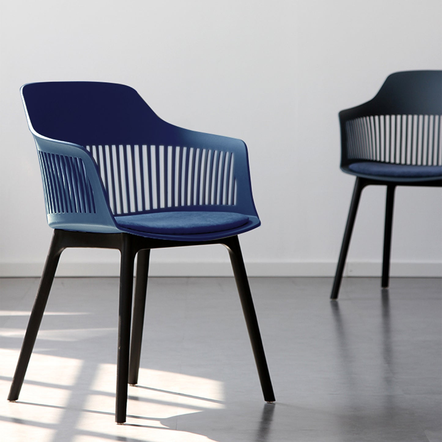 Lot de 4 chaises modernes en résine bleu et pieds design noirs