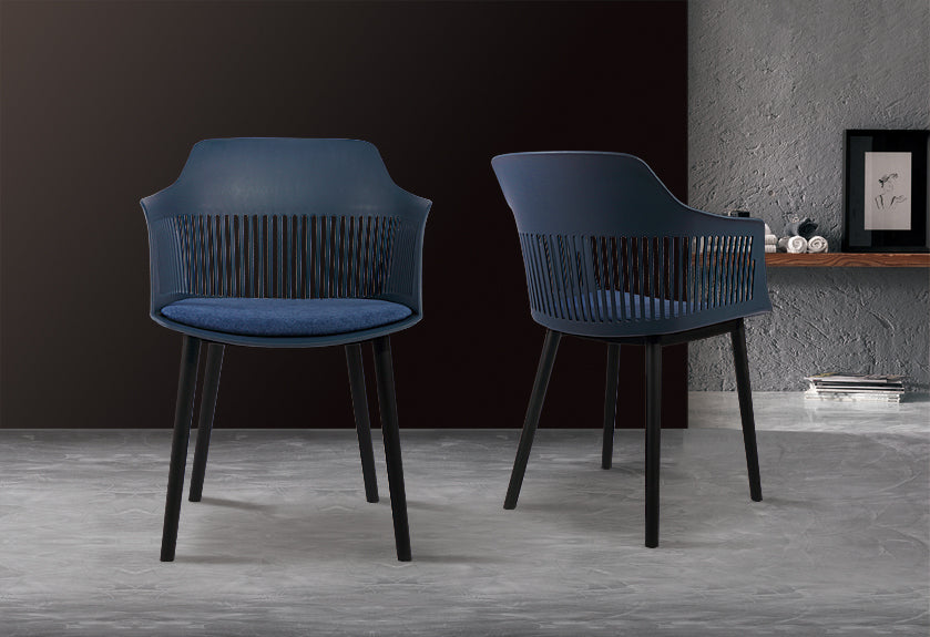 Lot de 4 chaises modernes en résine bleu et pieds design noirs