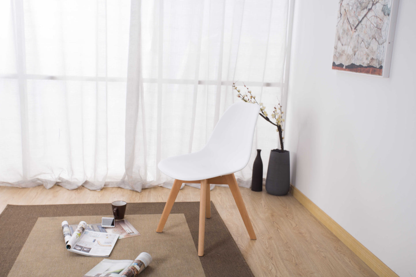 Chaise style scandinave modèle GABBY - Coque en résine blanche et pieds en bois naturel