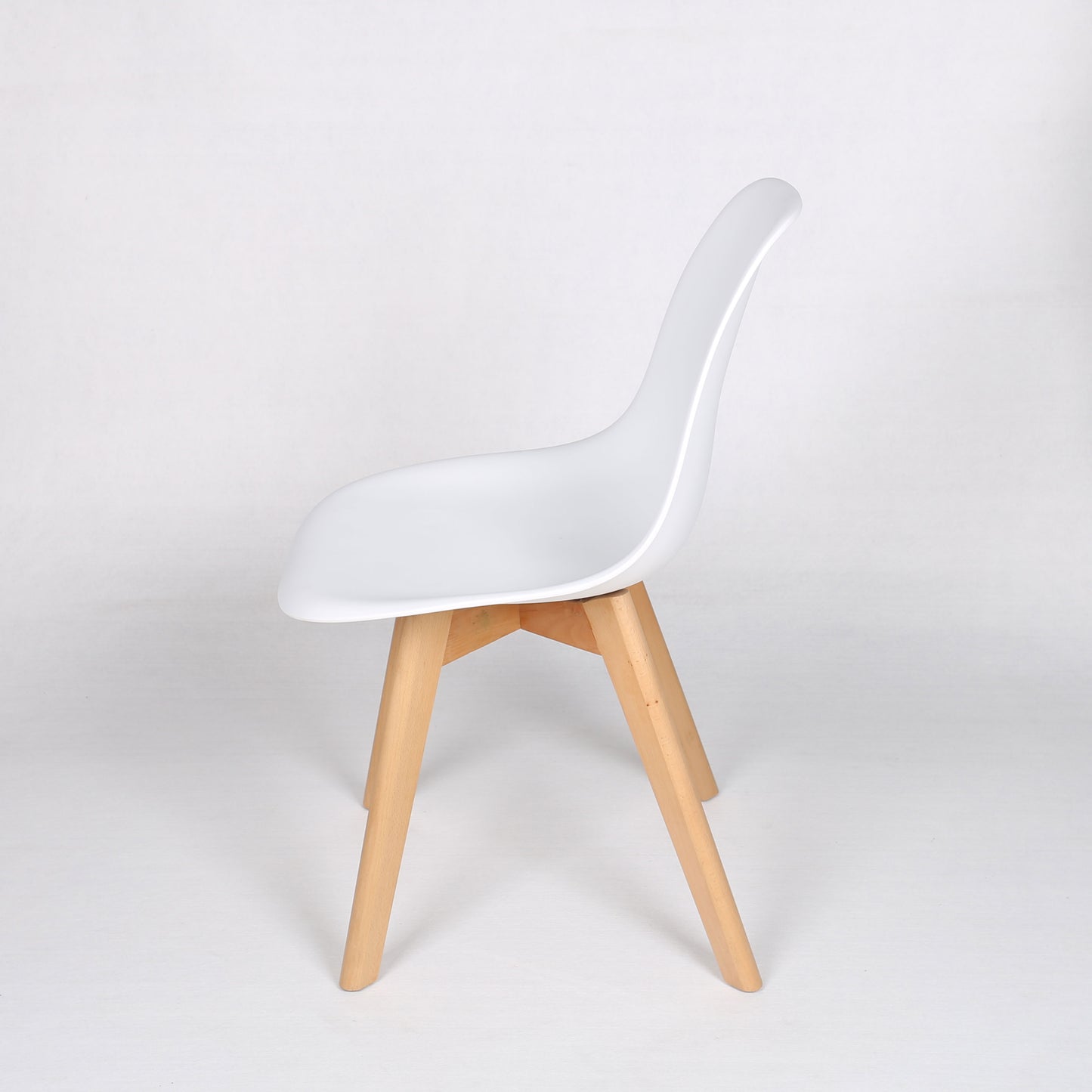 Chaise style scandinave modèle GABBY - Coque en résine blanche et pieds en bois naturel