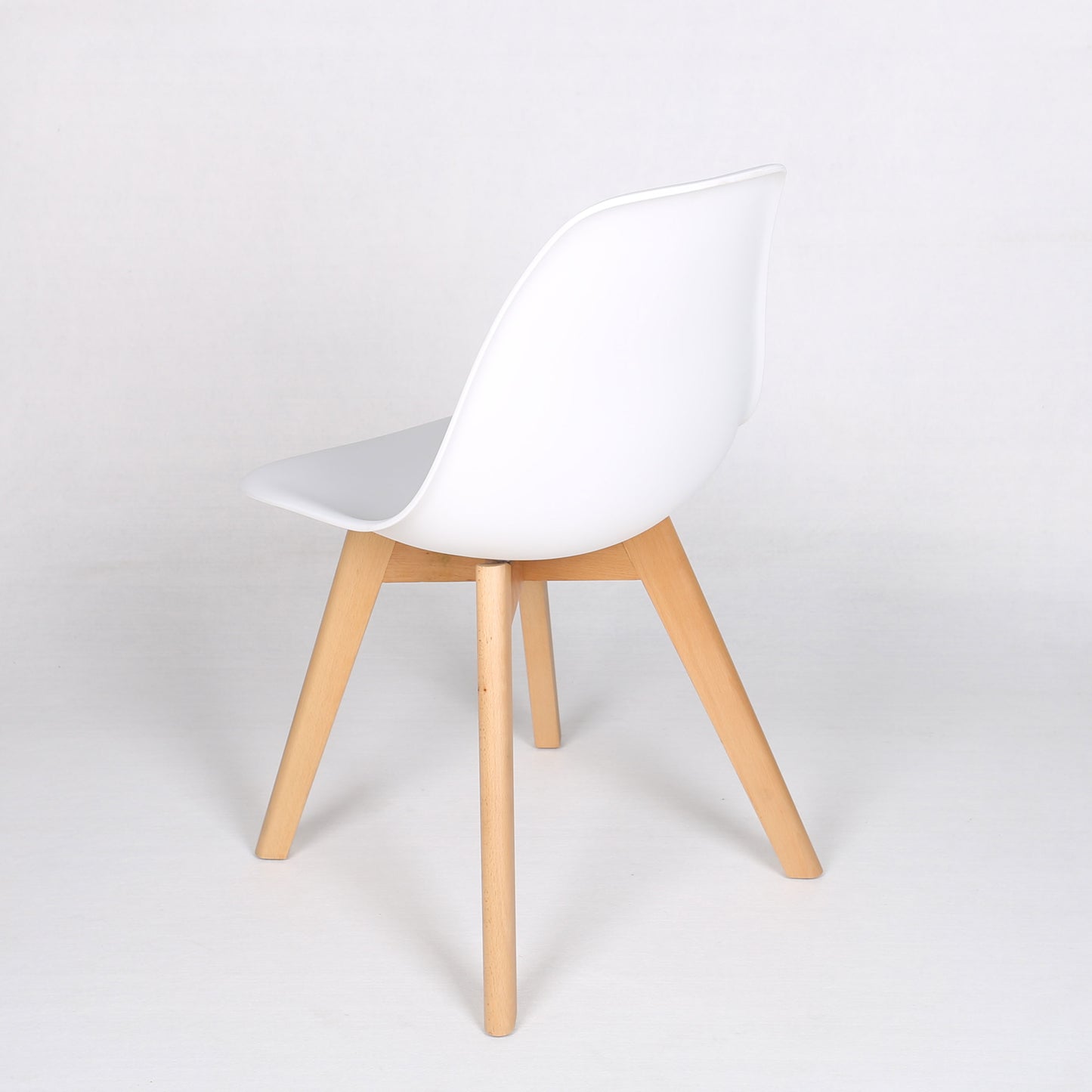 Chaise style scandinave modèle GABBY - Coque en résine blanche et pieds en bois naturel