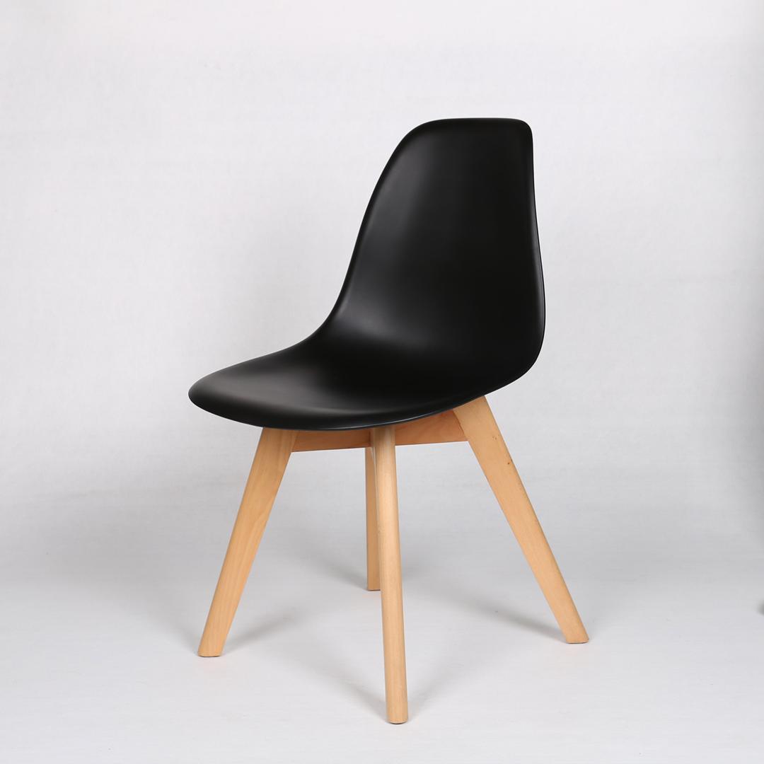 Chaise style scandinave modèle GABBY - Coque en résine noire et pieds en bois naturel