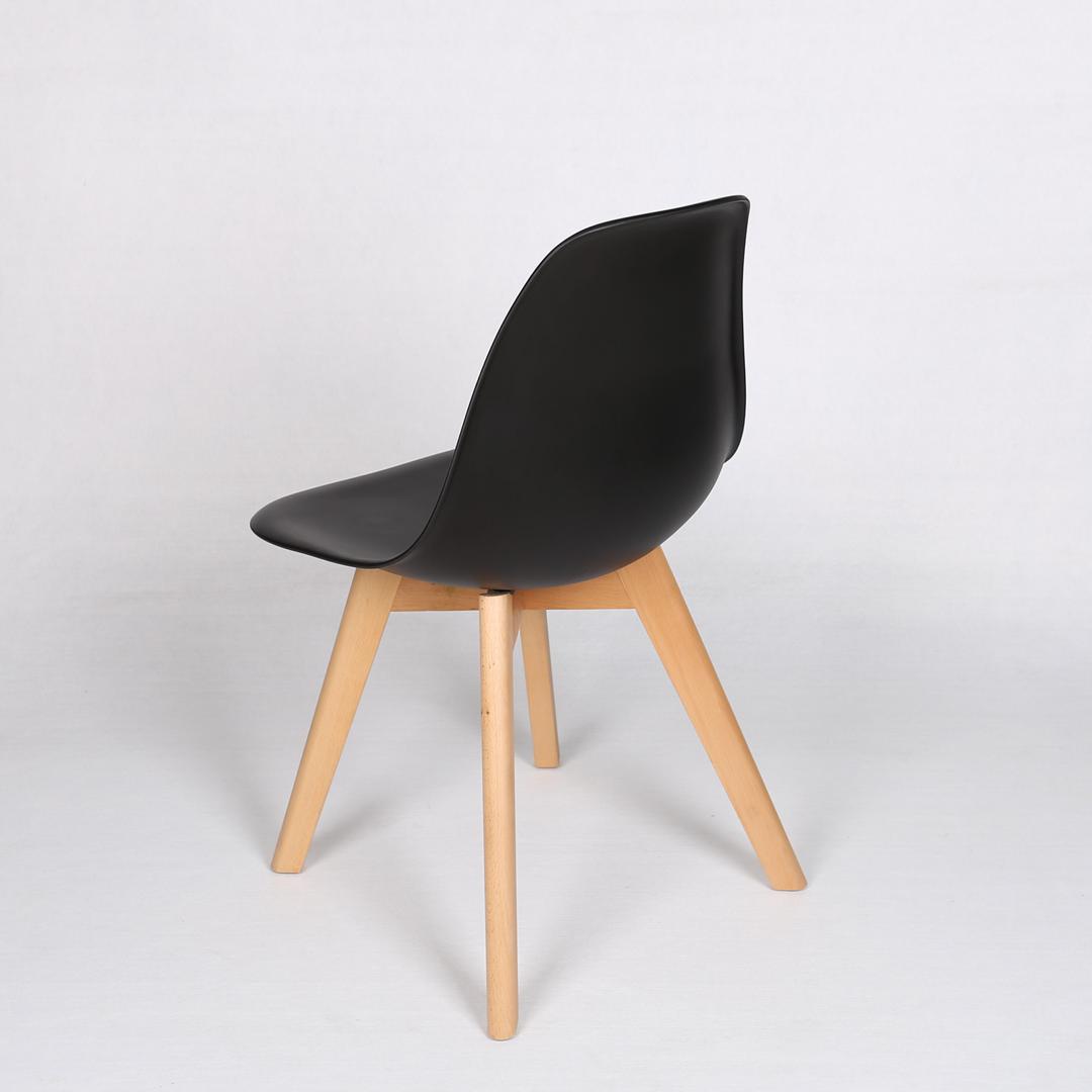 Chaise style scandinave modèle GABBY - Coque en résine noire et pieds en bois naturel